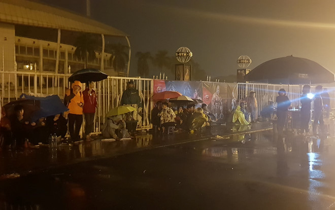 Đội mưa từ nửa đêm chờ mua vé trận Việt Nam-Malaysia