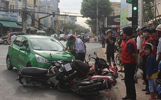 Hàng loạt xe máy đang dừng đèn đỏ bị taxi Mai Linh đâm 