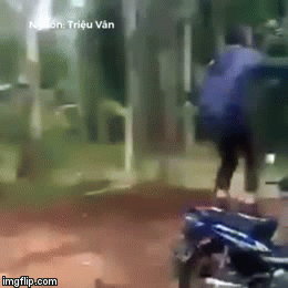 Clip: Thanh niên 'làm xiếc' trên yên xe máy và cái kết bẽ bàng