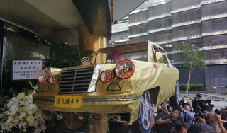 Tang lễ nhà văn Kim Dung: Người nhà đốt máy bay, ôtô vàng mã 