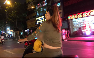 Sốc với cảnh người mẹ một tay lái xe máy, một tay ôm con bú trên đường