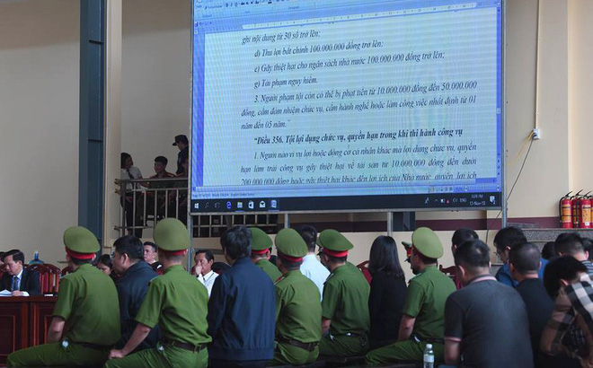 Phiên xử cựu tướng Phan Văn Vĩnh, 2 màn hình LED được trình chiếu