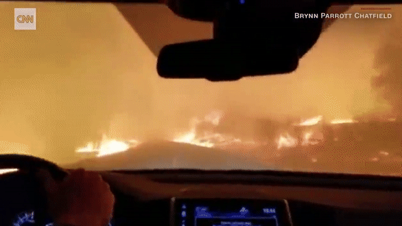 Clip: Hãi hùng cảnh nữ tài xế lao ô tô qua biển lửa