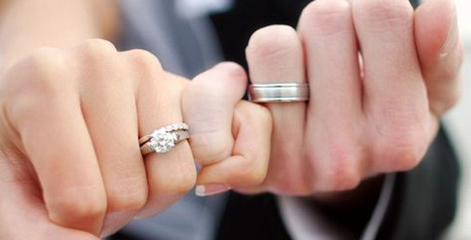 Nhẫn cưới thường được đeo ở ngón áp út tay trái