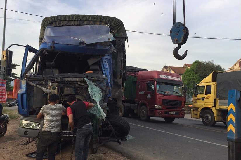 Xe tải tông liên hoàn 2 xe khách trên QL1A, ít nhất 3 người bị thương