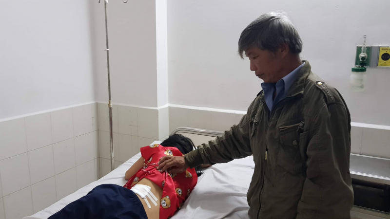 Cô gái trúng đạn cao su của CSGT đang nằm điều trị tại bệnh viện