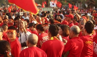 Hàng nghìn cổ động viên háo hức chờ xem “kinh điển” Việt Nam – Malaysia