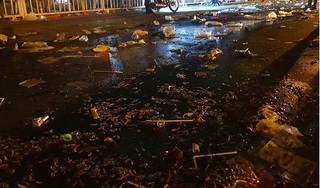 Quảng trường SVĐ Mỹ Đình ngập rác sau trận đấu với Malaysia