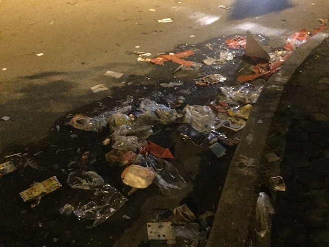 Sau khi trận đấu giữa đội tuyển Việt Nam và Malaysia kết thúc, khu vực trước sân vận động Mỹ Đình tràn ngập rác thải do một số cổ động viên thiếu ý thức xả lại.
