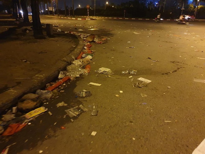 Sau khi trận đấu giữa đội tuyển Việt Nam và Malaysia kết thúc, khu vực trước sân vận động Mỹ Đình tràn ngập rác thải do một số cổ động viên thiếu ý thức xả lại.