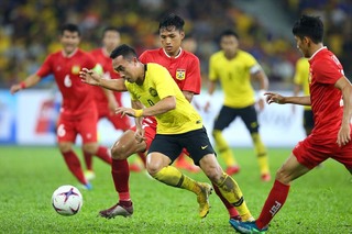 Malaysia nhận ‘gạch đá’ với lối đá bạo lực trong trận thua Việt Nam