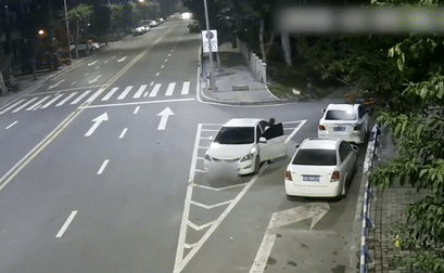 Clip: Kinh hoàng ô tô không người lái vẫn lao vun vút trên đường