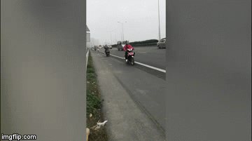 Clip: Nhóm phượt thủ phóng xe máy bạt mạng trên đường cao tốc