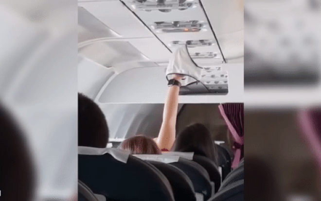 Clip: Nữ hành khách hồn nhiên hong khô quần lót trên máy bay