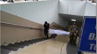 Hà Nội: Phát hiện người đàn ông chết cứng dưới hầm đi bộ