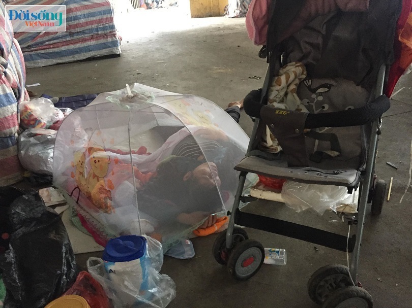 2 mẹ con Nga ngủ ở chợ Long Biên