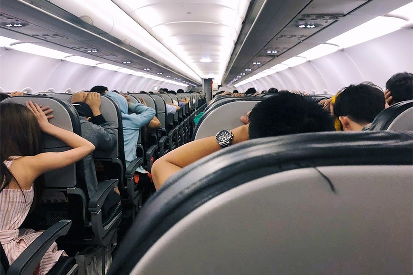 CLIP: Hành khách vào 'tư thế an toàn' trên chuyến bay Vietjet nghi gặp sự cố