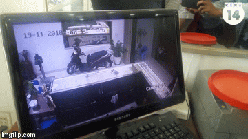 Clip: Thanh niên đập tủ kính cướp tiệm vàng ở Quảng Nam trong 2 giây
