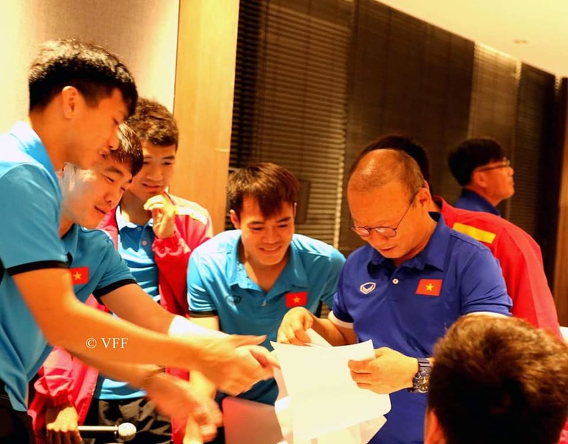 Đội tuyển Việt Nam tặng quà 20-11 đặc biệt cho HLV Park Hang Seo
