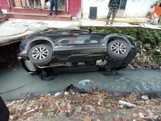 Hà Nội: Nữ tài xế mất lái, Mazda CX5  'tắm' mương nước thải