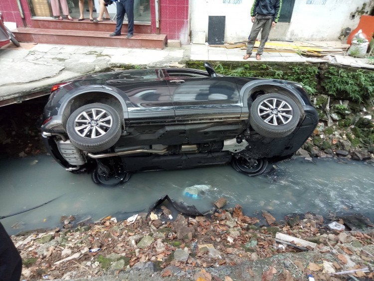 Hà Nội: Nữ tài xế mất lái, Mazda CX5 được 'tắm' mương nước thải