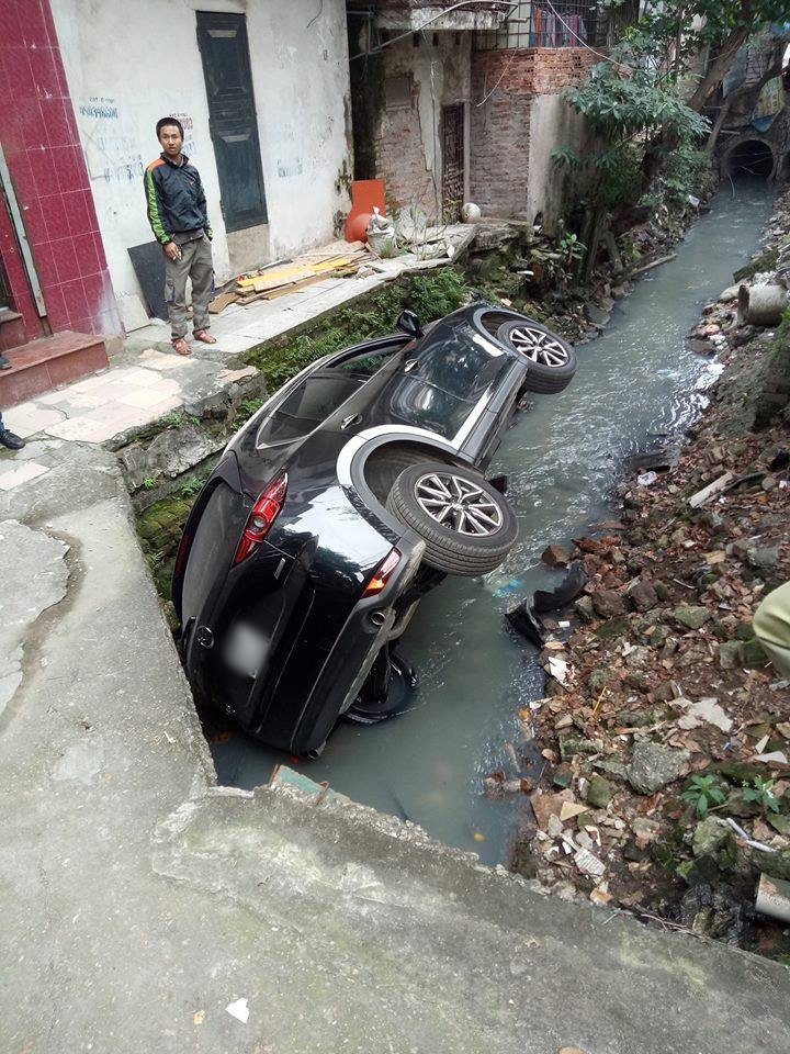 Hà Nội: Nữ tài xế mất lái, Mazda CX5 được 'tắm' mương nước thải