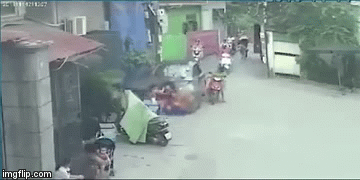 Clip: Ô tô ủi bay nhiều người và phương tiện trên đường phố Hà Nội