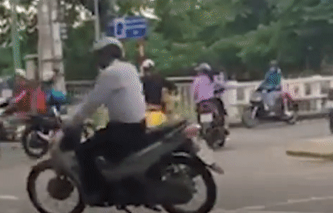 Clip: Bị va quệt nhẹ, nữ tài xế nhảy xuống đường để xe máy tự đi