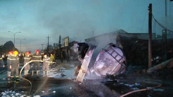 Hiện trường vụ cháy xe bồn ở Bình Phước khiến 6 người tử vong và hàng chục người bị thương