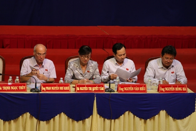 Người phụ nữ ném giày lại kiến nghị tại buổi tiếp xúc cử tri Thủ Thiêm