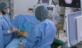 Ca phẫu thuật bác sĩ phải quỳ để mổ cứu hai bé song sinh mắc bệnh nguy hiểm