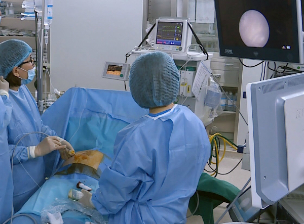 Ca phẫu thuật bác sĩ phải quỳ để mổ cứu hai bé song sinh