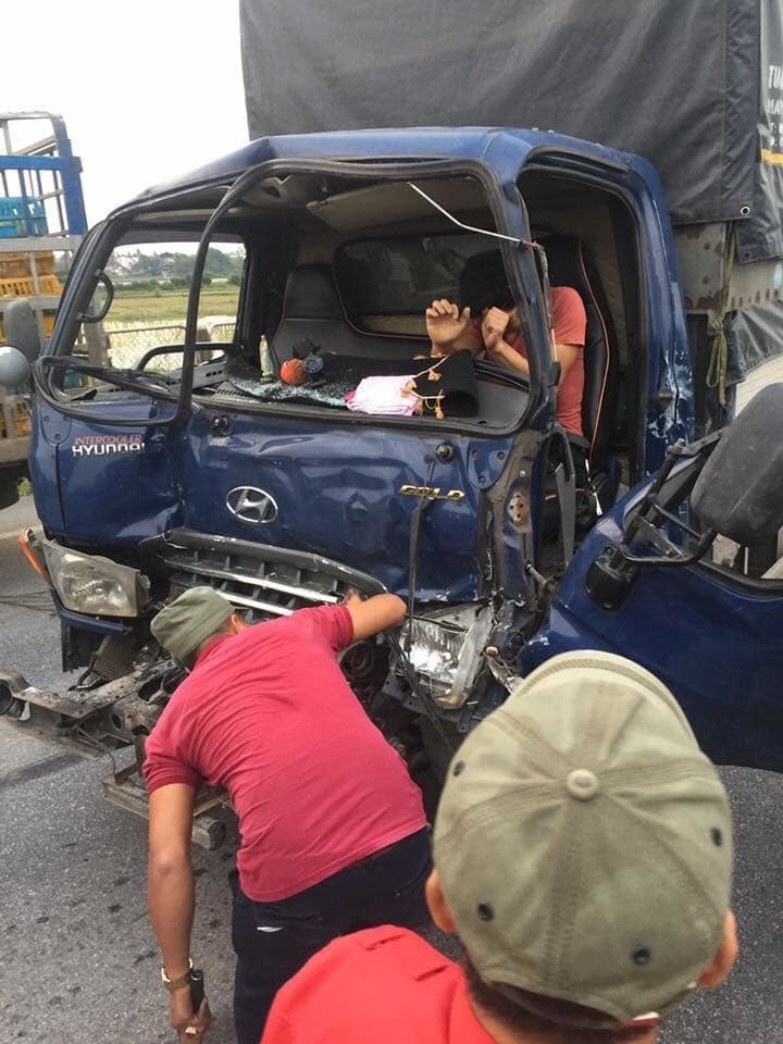 Xử lý như nào vụ taxi bị đâm biến dạng khi chở người đi cấp cứu trên cao tốc Hà Nội - Thái Nguyên? 