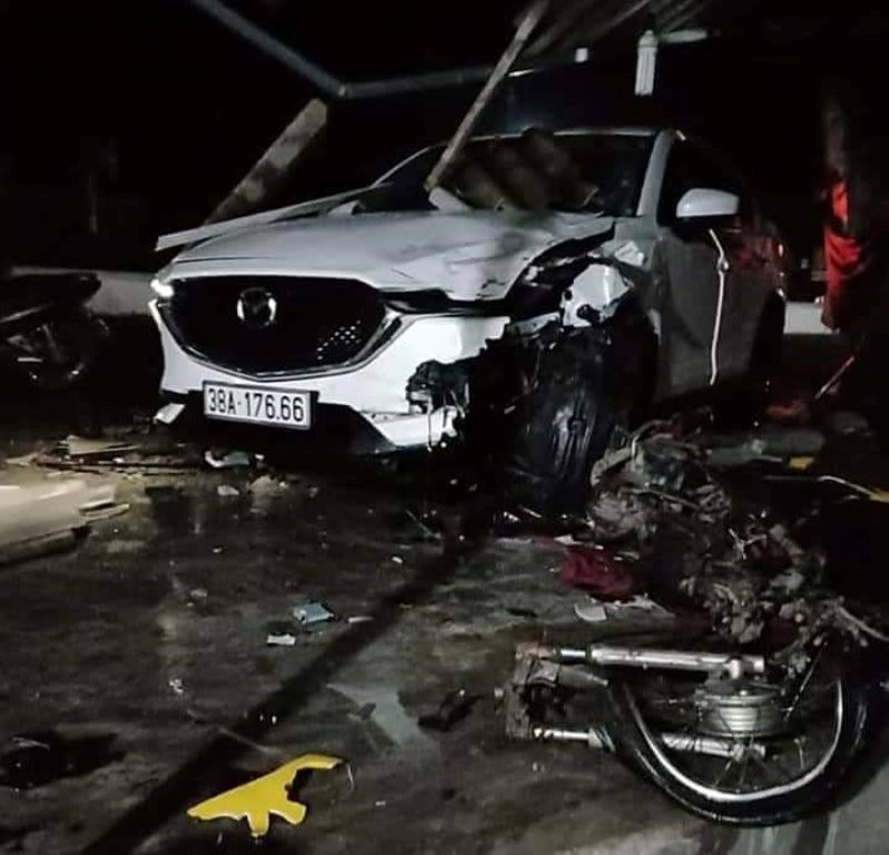 Phó phòng TN-MT huyện lái ô tô tông chết người, sập cửa hàng