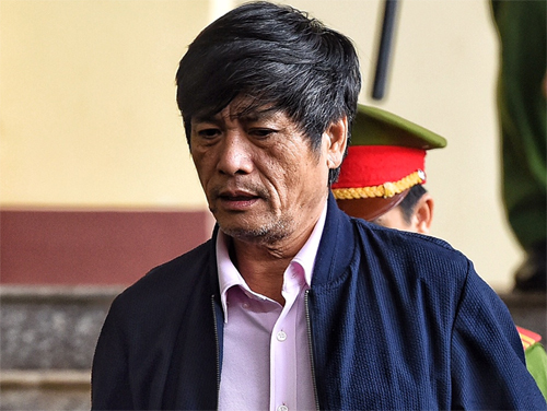 Ông Nguyễn Thanh Hóa bất ngờ rời tòa đi bệnh viện sau khi nhận tội