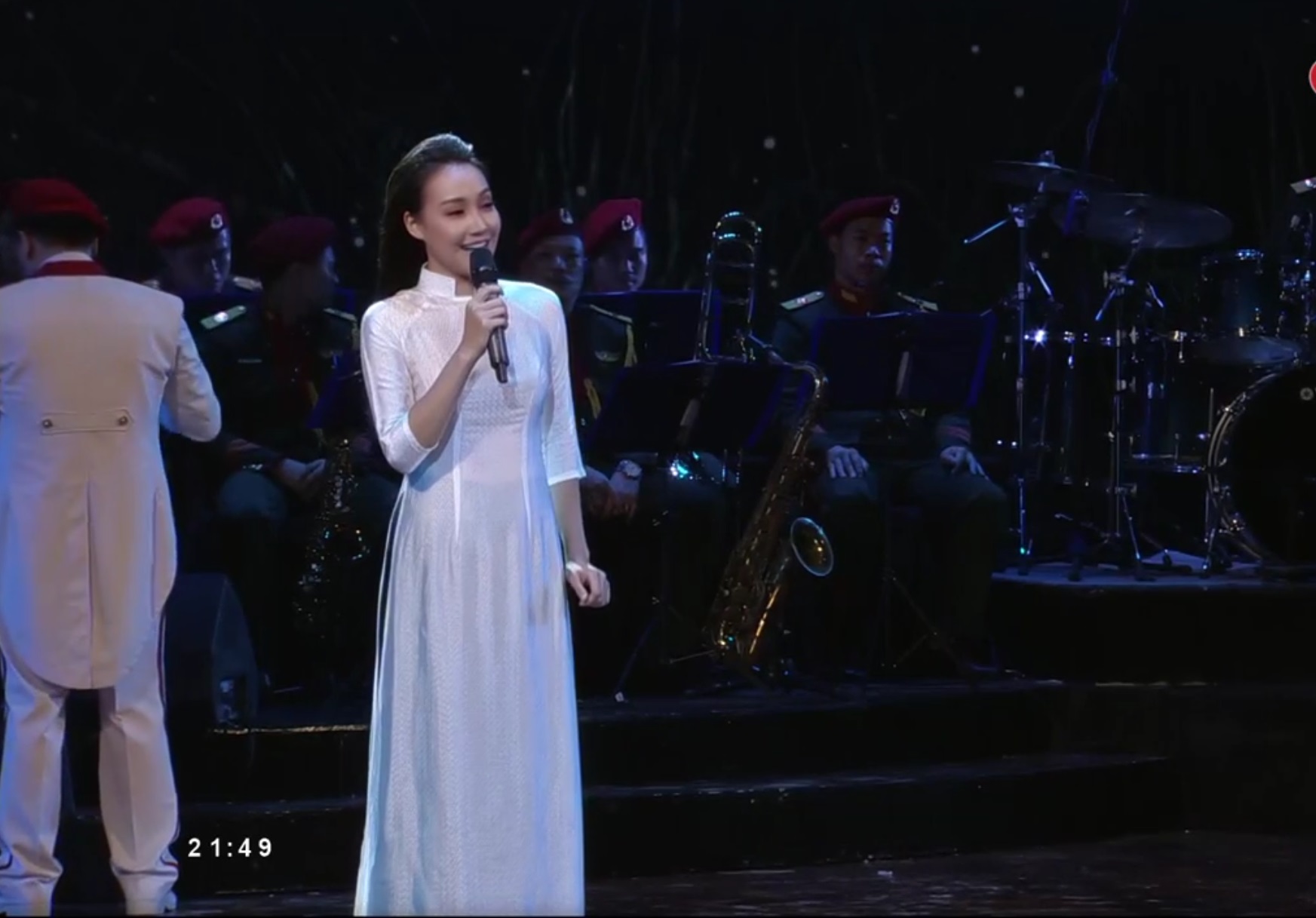 Ca sỹ Thu Thủy chạm đến trái tim khán giả bằng ca khúc Vợ lính