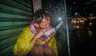 Rưng rưng hình ảnh người đàn ông vô gia cư co ro giữa mưa bão Sài Gòn