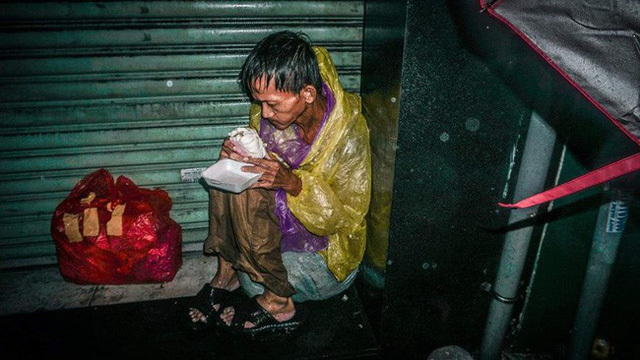 Hình ảnh người đàn ông vô gia cư co rúm giữa mưa bão Sài Gòn2
