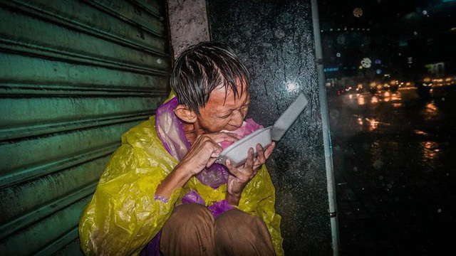 Hình ảnh người đàn ông vô gia cư co rúm giữa mưa bão Sài Gòn