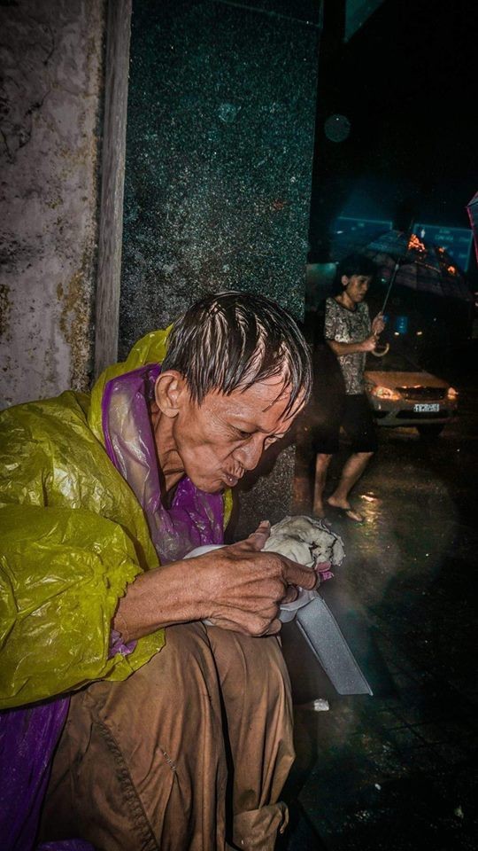 Hình ảnh người đàn ông vô gia cư co rúm giữa mưa bão Sài Gòn3