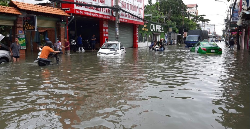 Phố Sài Gòn ngập sâu sau mưa lớn, xe cộ 'bơi' trong biển nước