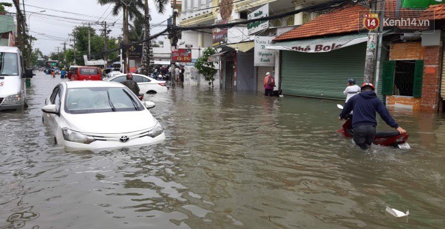 Phố Sài Gòn ngập sâu sau mưa lớn, xe cộ 'bơi' trong biển nước