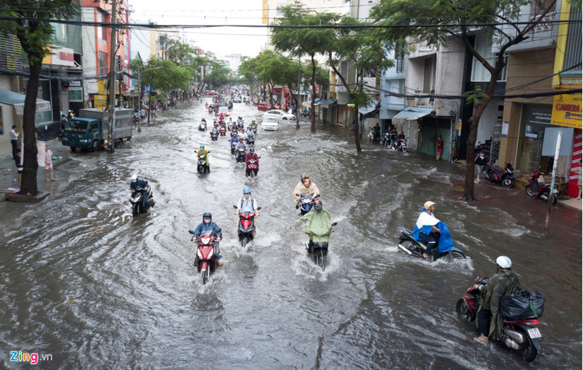 Phố Sài Gòn ngập sâu sau mưa lớn, xe cộ 'bơi' trong biển nước\
