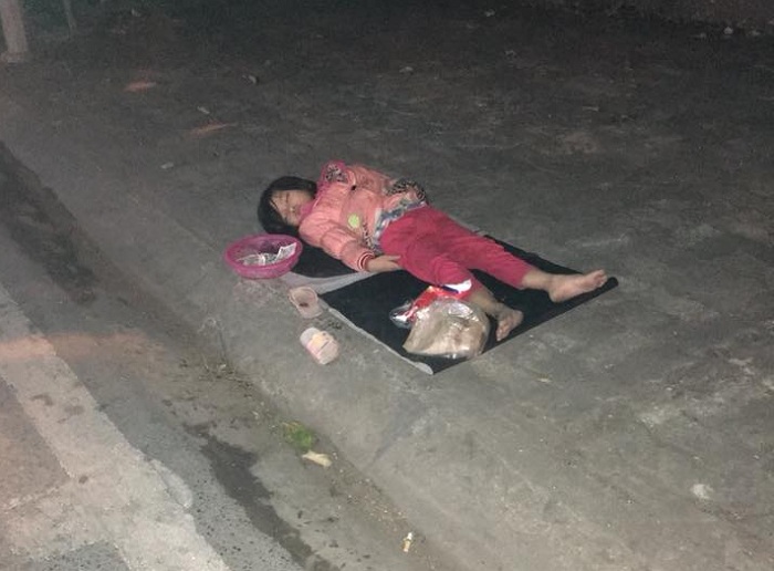 Bé gái 8 tuổi nằm ngủ trên vỉa hè ở Nam Định