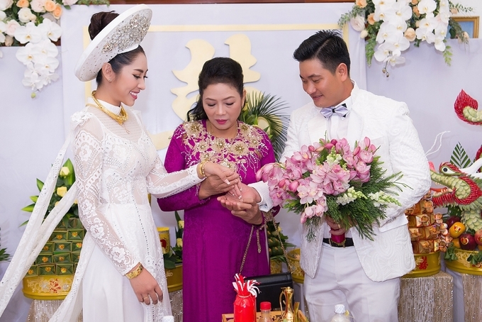 Chùm ảnh hoa hậu Đặng Thu Thảo đeo vàng trĩu cổ trong ngày cưới
