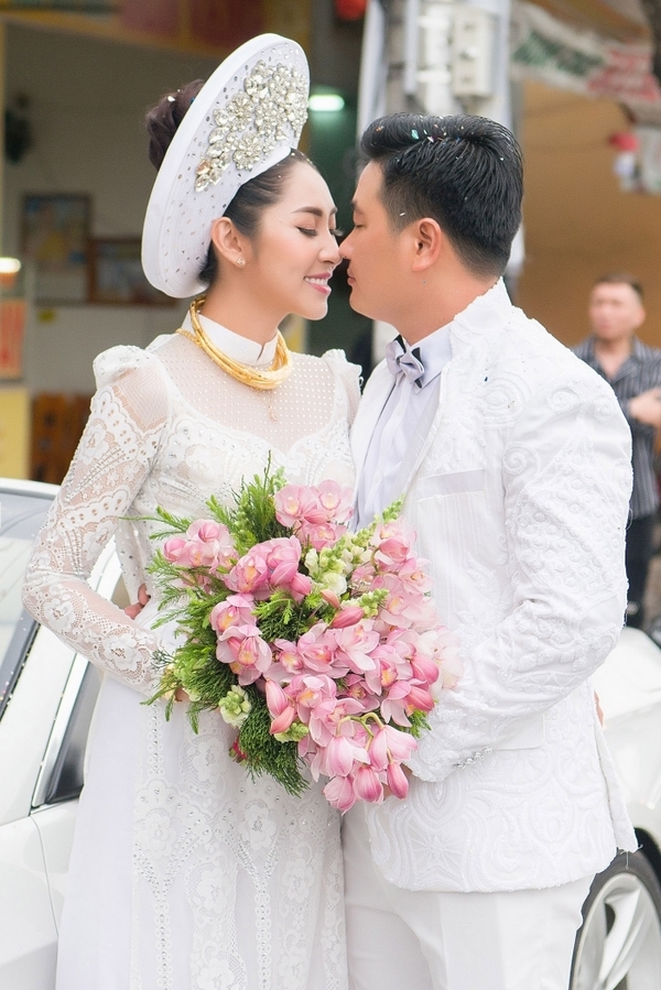 Chùm ảnh hoa hậu Đặng Thu Thảo đeo vàng trĩu cổ trong ngày cưới