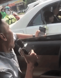 Clip: Thanh niên 'lầy lội' bắt taxi đuổi theo xe hoa hát vang 'Vợ người ta'