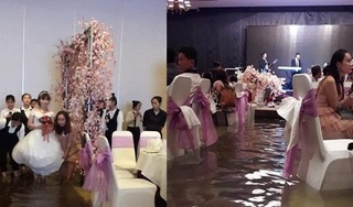 Đám cưới ngày mưa bão: Cô dâu vén váy lội nước bì bõm vào hôn trường