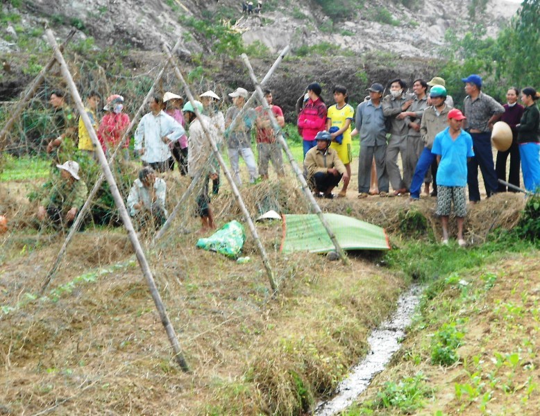 Bơm nước chống úng cho ruộng, hai vợ chồng bị điện giật tử vong