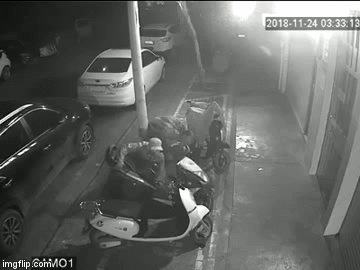 Clip: Thanh niên trộm xe máy lúc 3h sáng, bốc xe bê đi khiến dân mạng 'tròn mắt'
